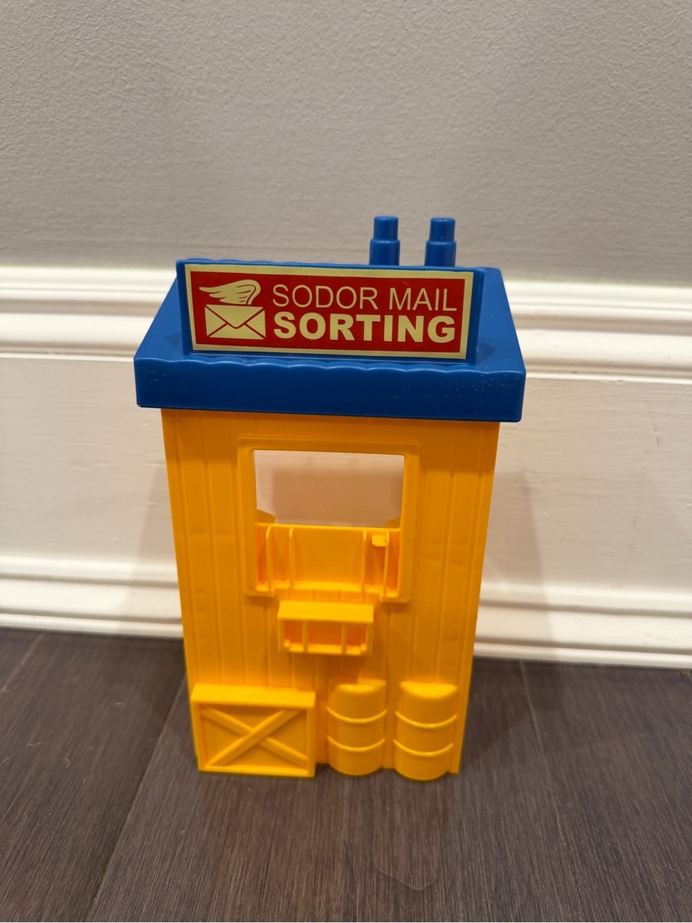 Thomas & Friends Sodor Mail Sorting Playset - Blue and Yellow Train Piece